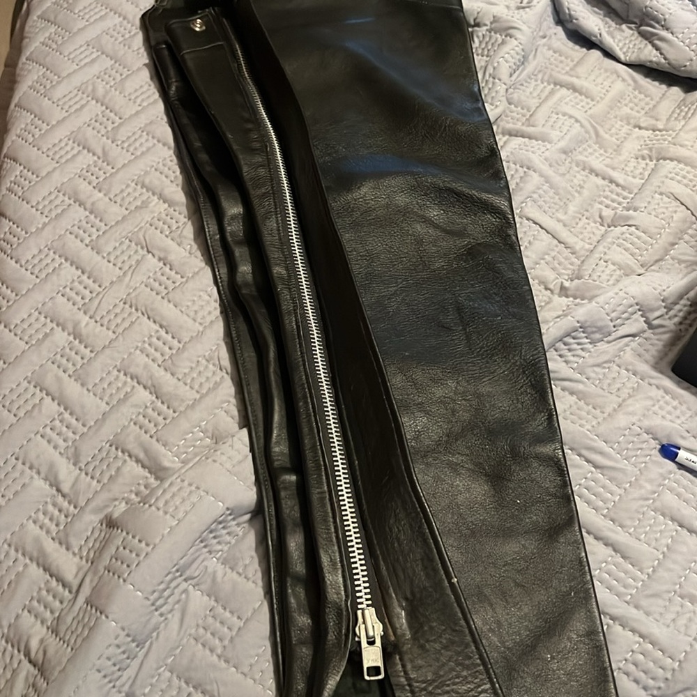 R2) Leather Chaps - Picture 4 of 10